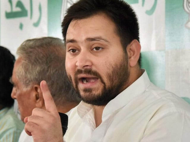 EPIC फर्जीवाड़ा और उम्र घोटाला...तेजस्वी यादव का विजय सिन्हा पर सनसनीखेज आरोप EPIC फर्जीवाड़ा और उम्र घोटाला...तेजस्वी यादव का विजय सिन्हा पर सनसनीखेज आरोप