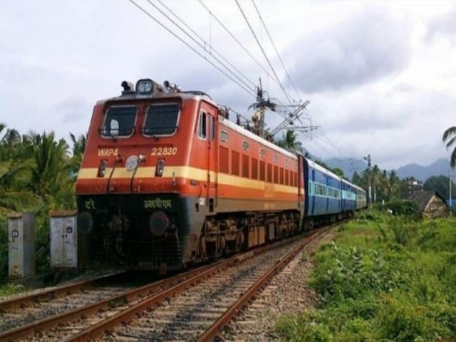 रेलवे ट्रैक पर हुआ कुछ ऐसा, दौड़ते भागते पहुंचे RPF के जवान