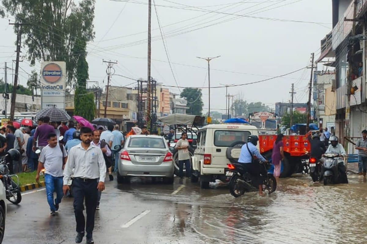 ‘DC-SDM सोए हुए हैं ‘ बारिश से कॉलोनी के घरों में घुसा पानी तो हाईवे किया जाम