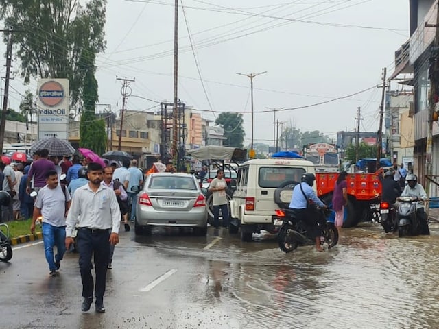 ‘DC-SDM सोए हुए हैं ‘, बारिश से कॉलोनी के घरों में घुसा पानी तो हाईवे किया जाम ‘DC-SDM सोए हुए हैं ‘, बारिश से कॉलोनी के घरों में घुसा पानी तो हाईवे किया जाम