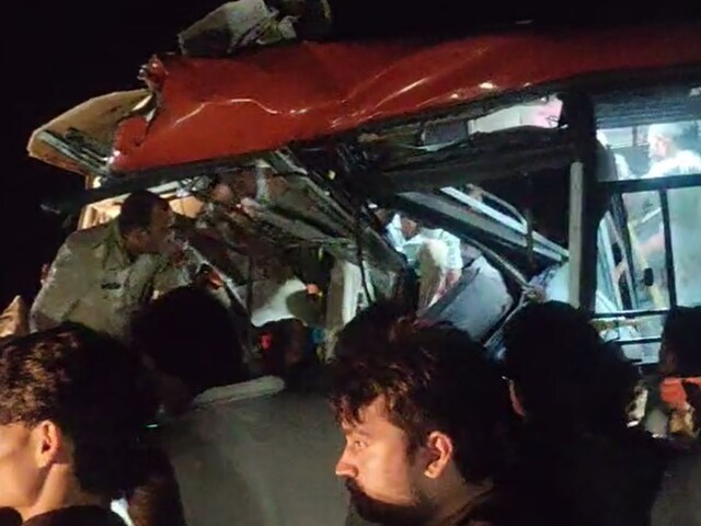 Jaunpur Road Accident: बस और ट्रक की टक्कर, 4 की मौत, 20 से अधिक घायल