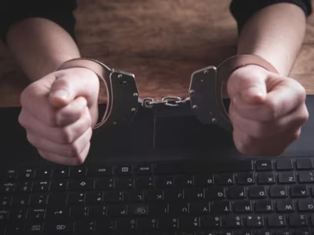 'वर्चुअल अरेस्ट' में फंसे रिटायर्ड सरकारी कर्मी, ₹1.2 करोड़ की हुई साइबर ठगी