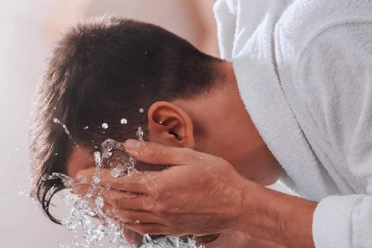 मुंह धोते समय 90% लोग करते हैं गलती देश के टॉप आई डॉक्टर ने बताया सही तरीका
