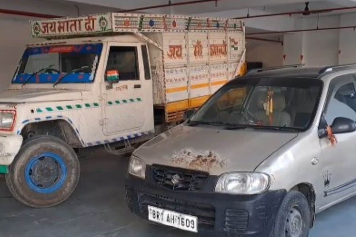आगे-आगे पिकअप तो पीछे-पीछे कार मुखबिर की सूचना पर पुलिस ने की घेरेबंदी फिर