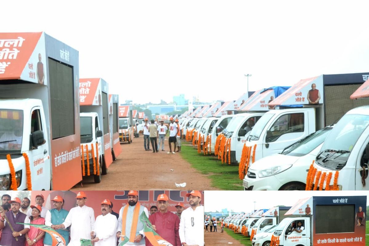 बीजेपी के 'चलो जीते हैं' रथ में तोड़-फोड़, दिखाई जाएगी मोदी के बचपन की फिल्म