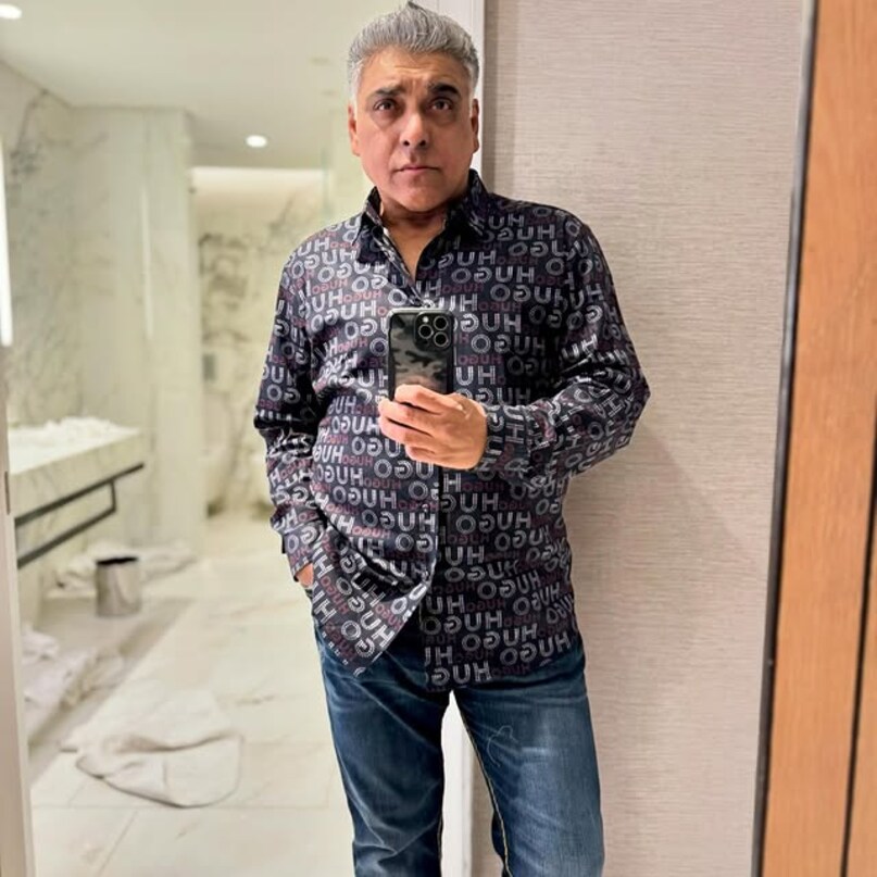 वो अपने परिवार के साथ साउथ मुंबई में एक शानदार आशियाने में रहते हैं और गोवा और खंडाला में भी उनकी कई प्रॉपर्टी हैं. राम कपूर कई लग्जरी संपत्तियों के मालिक हैं.  उन्होंने हाल ही में अलीबाग में 20 करोड़ रुपए की कीमत वाला 4-बेडरूम का भव्य विला खरीदा है. मीडिया रिपोर्ट्स के मुताबिक राम कपूर की नेटवर्थ 135 करोड़ रुपए है. 
