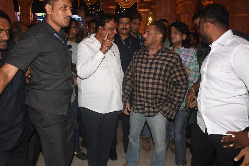 Salman Khan Goes Barefoot During Ganpati Darshan Salman Khan Goes Barefoot During Ganpati Darshan