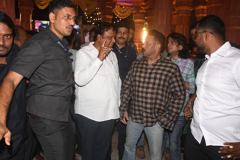 Salman Khan Goes Barefoot During Ganpati Darshan Salman Khan Goes Barefoot During Ganpati Darshan