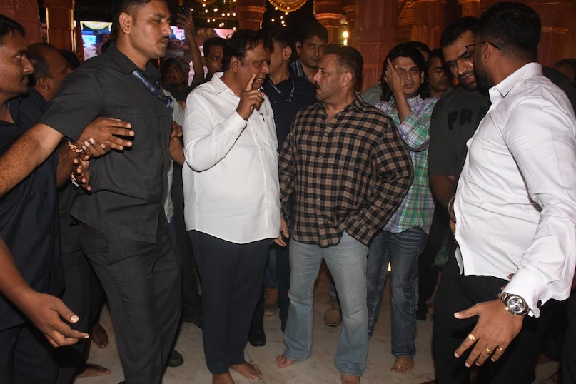 Salman Khan Goes Barefoot During Ganpati Darshan Salman Khan Goes Barefoot During Ganpati Darshan