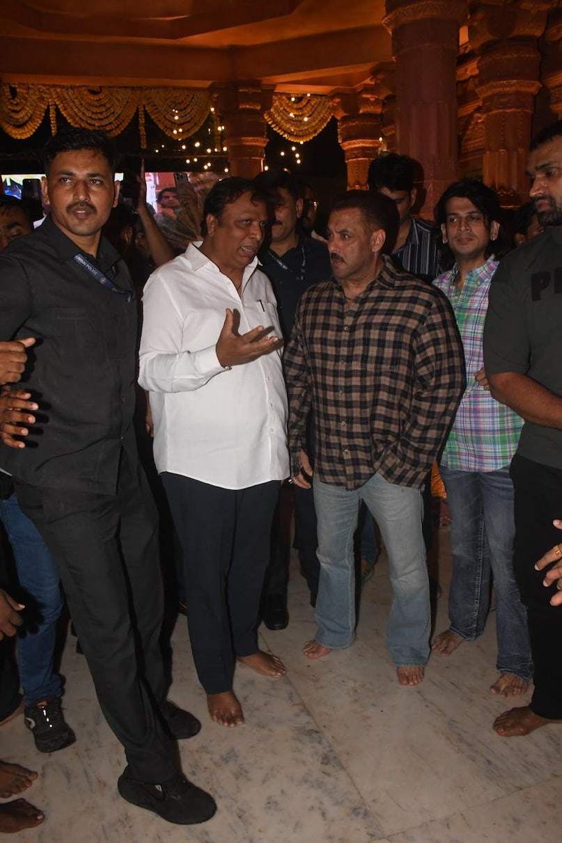 Salman Khan Goes Barefoot During Ganpati Darshan Salman Khan Goes Barefoot During Ganpati Darshan