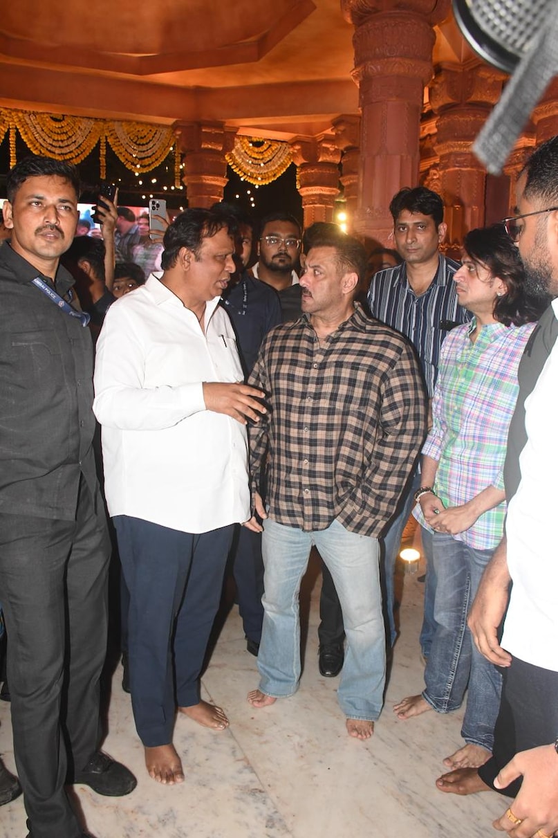 Salman Khan Goes Barefoot During Ganpati Darshan Salman Khan Goes Barefoot During Ganpati Darshan