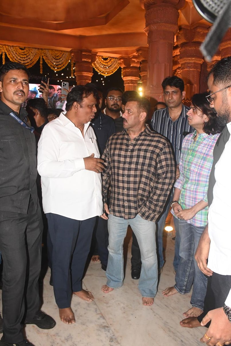 Salman Khan Goes Barefoot During Ganpati Darshan Salman Khan Goes Barefoot During Ganpati Darshan