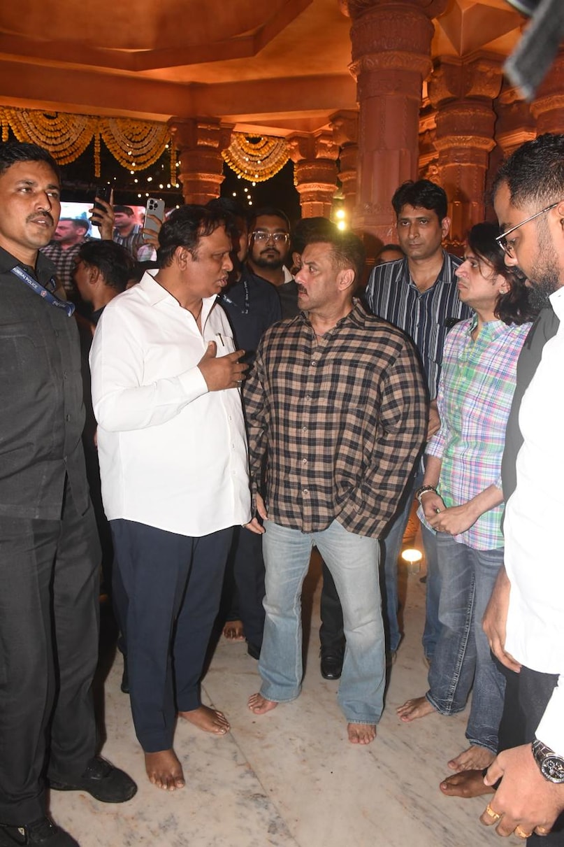 Salman Khan Goes Barefoot During Ganpati Darshan Salman Khan Goes Barefoot During Ganpati Darshan