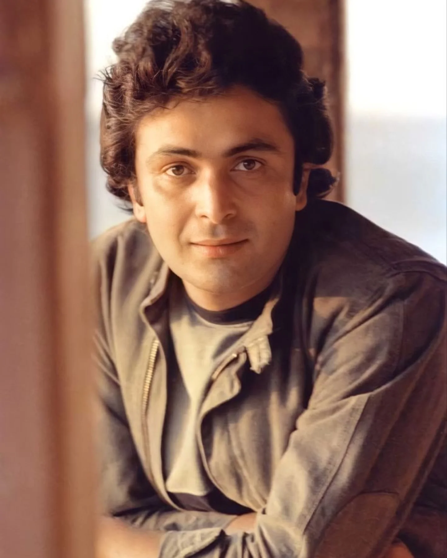 neetu kapoor, Rishi Kapoor, Rishi Kapoor Multiple Affairs, Rishi Kapoor Flirting with other actress, when neetu Caught Rishi Kapoor Flirting, Rishi Kapoor-Neetu kapoor love story, Rishi Kapoor-Juhi Chawla, Rishi Kapoor-Divya Bharti, when neetu said I have caught him flirting hundreds of times, ऋषि कपूर, नीतू कपूर, ऋषि कपूर के शादी के बाद अफेयर, जूही चावला, दिव्या भारती