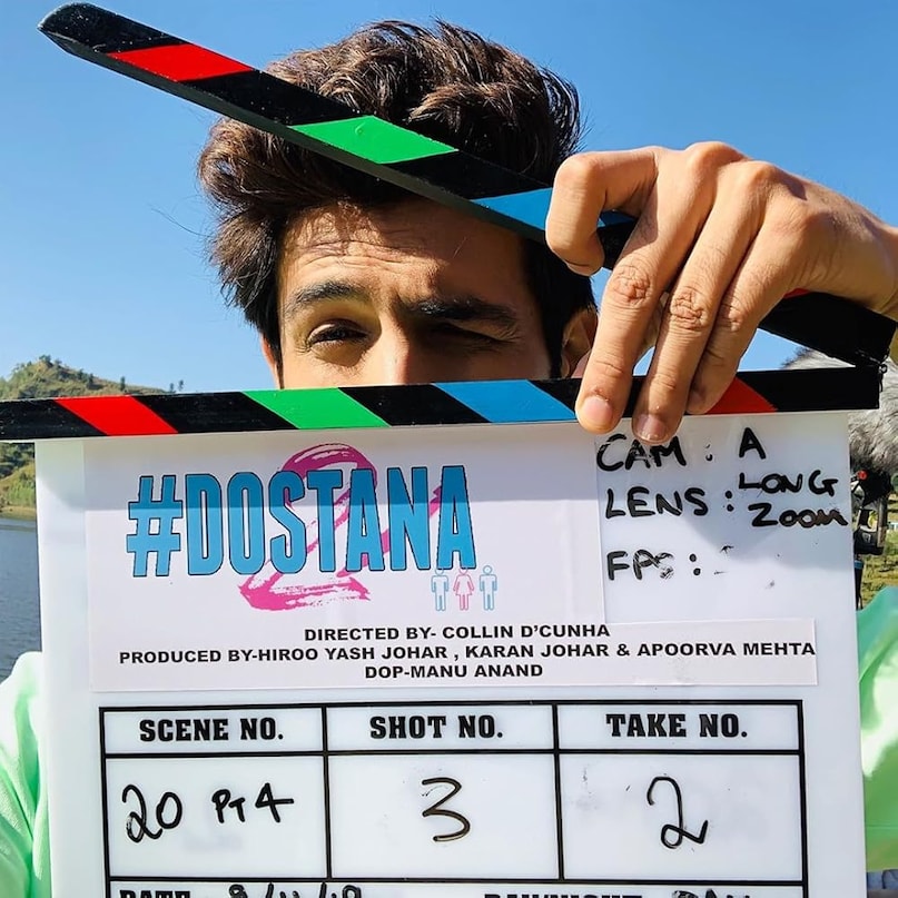 दोस्ताना 2: दोस्ताना ने एक कल्ट स्टेटस हासिल किया, जिससे इसका सीक्वल बॉलीवुड के मच अवेडेट प्रोजेक्ट्स में से एक बन गया. हालांकि दोस्ताना 2 का ऑफिशियल तौर पर ऐलान हुआ था, लेकिन प्रोजेक्ट को प्रोडक्शन में रुकावटों और पर्दे के पीछे की विवादों की वजह से देरी का सामना करना पड़ा . इन चुनौतियों के साथ, करण जौहर के प्रोडक्शन हाउस ने प्रोजेक्ट को स्थायी रूप से बंद कर दिया.