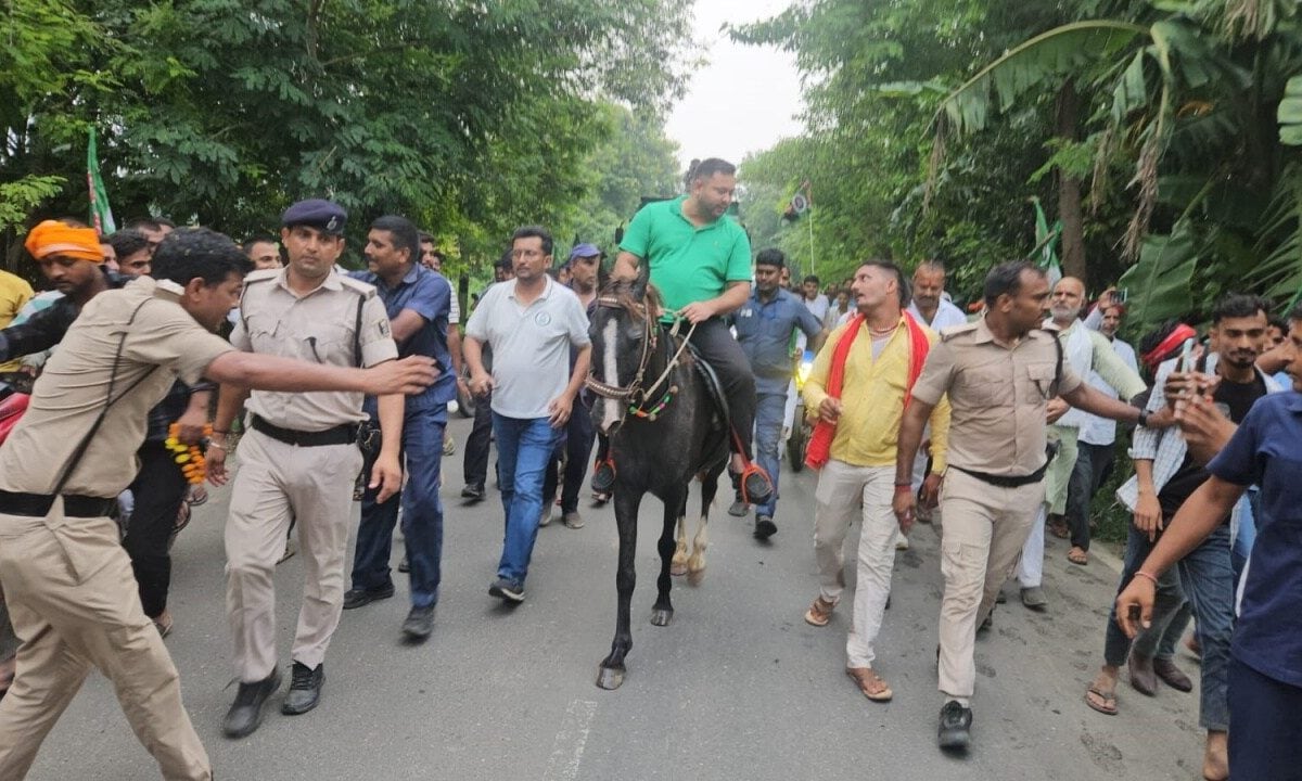 VIDEO: बिहार में सियासी घुड़दौड़! मोकामा में घोड़े पर चढ़े तेजस्वी यादव, अनंत सिंह को मैसेज