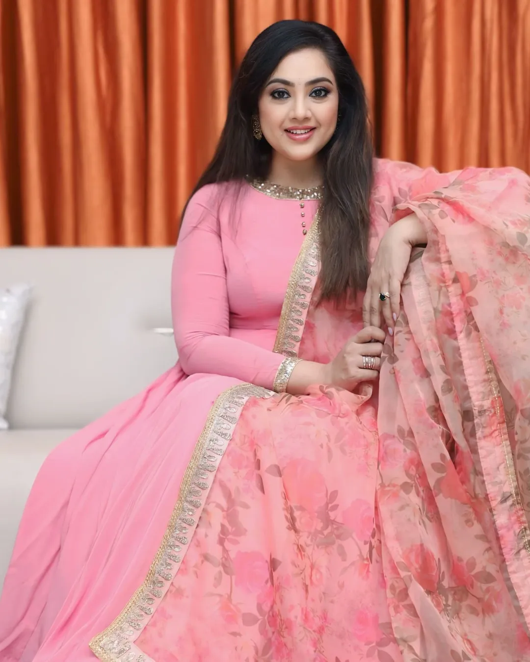 നന്നേ ചെറുപ്പം മുതലേ മോഹൻലാലിന്റെ നായികാവേഷത്തിൽ തിളങ്ങിയ നടിയാണ് മീന. വർണ്ണപകിട്ട്, ഒളിമ്പ്യൻ അന്തോണി ആദം, മിസ്റ്റർ ബ്രഹ്മചാരി, നാട്ടുരാജാവ്, ചന്ദ്രോത്സവം ചിത്രങ്ങളിൽ മീനയായിരുന്നു മോഹൻലാലിന്റെ നായിക. എന്നാൽ 2010കൾ പിന്നിട്ട ശേഷം ഇറങ്ങിയ മോഹൻലാൽ, മീന കോംബോ ശ്രദ്ധേയമായി. ഇതിൽ എടുത്തുപറയേണ്ട സിനിമകൾ ദൃശ്യം ഒന്നും രണ്ടുമാണ്. മുന്തിരിവള്ളികൾ തളിർക്കുമ്പോൾ, ബ്രോ ഡാഡി സിനിമകളിലും മീന മോഹൻലാലിന് ജോഡിയായി. ഇനി വരാൻ പോകുന്ന ദൃശ്യം മൂന്നാം ഭാഗത്തിലും മീന തിരിച്ചുവരും  നന്നേ ചെറുപ്പം മുതലേ മോഹൻലാലിന്റെ നായികാവേഷത്തിൽ തിളങ്ങിയ നടിയാണ് മീന. വർണ്ണപകിട്ട്, ഒളിമ്പ്യൻ അന്തോണി ആദം, മിസ്റ്റർ ബ്രഹ്മചാരി, നാട്ടുരാജാവ്, ചന്ദ്രോത്സവം ചിത്രങ്ങളിൽ മീനയായിരുന്നു മോഹൻലാലിന്റെ നായിക. എന്നാൽ 2010കൾ പിന്നിട്ട ശേഷം ഇറങ്ങിയ മോഹൻലാൽ, മീന കോംബോ ശ്രദ്ധേയമായി. ഇതിൽ എടുത്തുപറയേണ്ട സിനിമകൾ ദൃശ്യം ഒന്നും രണ്ടുമാണ്. മുന്തിരിവള്ളികൾ തളിർക്കുമ്പോൾ, ബ്രോ ഡാഡി സിനിമകളിലും മീന മോഹൻലാലിന് ജോഡിയായി. ഇനി വരാൻ പോകുന്ന ദൃശ്യം മൂന്നാം ഭാഗത്തിലും മീന തിരിച്ചുവരും