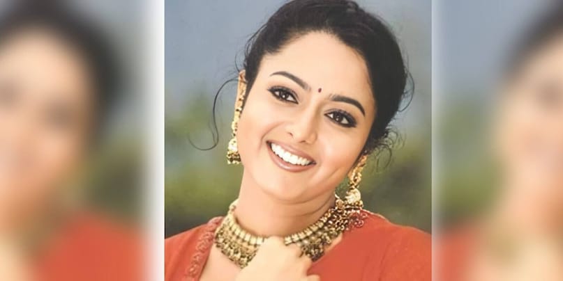 കന്നഡ ചിത്രമായ 'ഗന്ധർവ'യിലൂടെ സിനിമയിലെത്തിയ നടിയാണ് സൗന്ദര്യ. കന്നഡ, തമിഴ് ചിത്രങ്ങളിൽ അവർ വേഷമിട്ടു. 'സൂര്യവംശം' എന്ന ബോളിവുഡ് ചിത്രത്തിൽ അമിതാഭ് ബച്ചന്റെ ഒപ്പം സൗന്ദര്യ അഭിനയിച്ചു കന്നഡ ചിത്രമായ 'ഗന്ധർവ'യിലൂടെ സിനിമയിലെത്തിയ നടിയാണ് സൗന്ദര്യ. കന്നഡ, തമിഴ് ചിത്രങ്ങളിൽ അവർ വേഷമിട്ടു. 'സൂര്യവംശം' എന്ന ബോളിവുഡ് ചിത്രത്തിൽ അമിതാഭ് ബച്ചന്റെ ഒപ്പം സൗന്ദര്യ അഭിനയിച്ചു