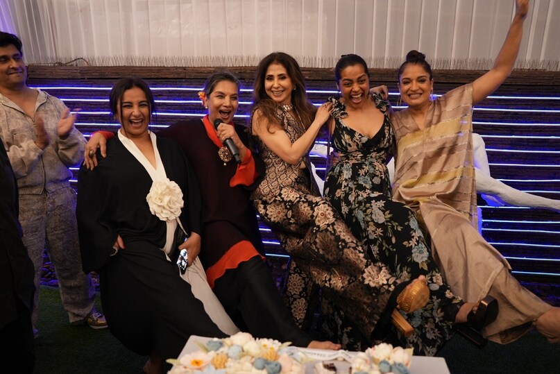 The most memorable moment of the evening came when Shabana ji herself danced on the stage. Rekha, Madhuri Dixit, Vidya Balan and Urmila Matondkar also songs with him "What kind of puzzle life" But she was seen dancing.