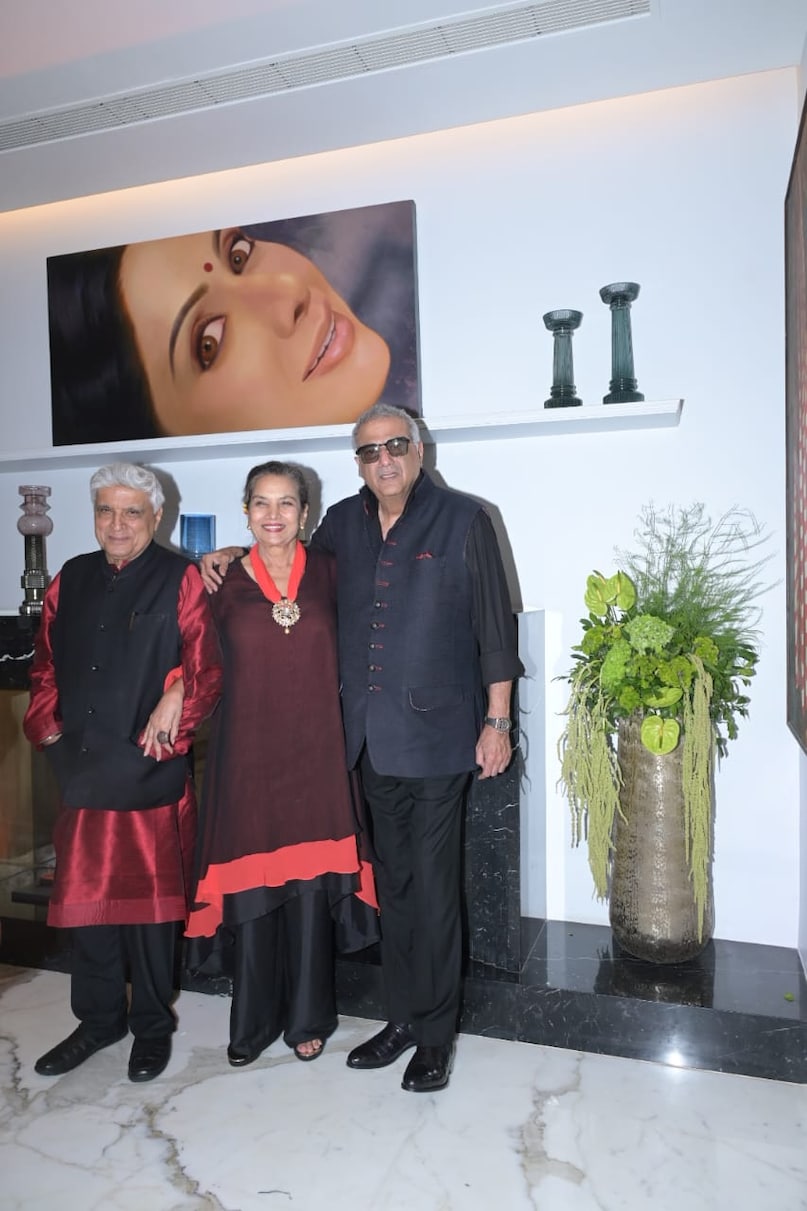 At the same time, Rekha caught everyone's attention as usual in her vintage-inspired white outfits and dramatic jewelery. Madhuri, Vidya and Urmila also raised the pride of the party with their glamorous style.