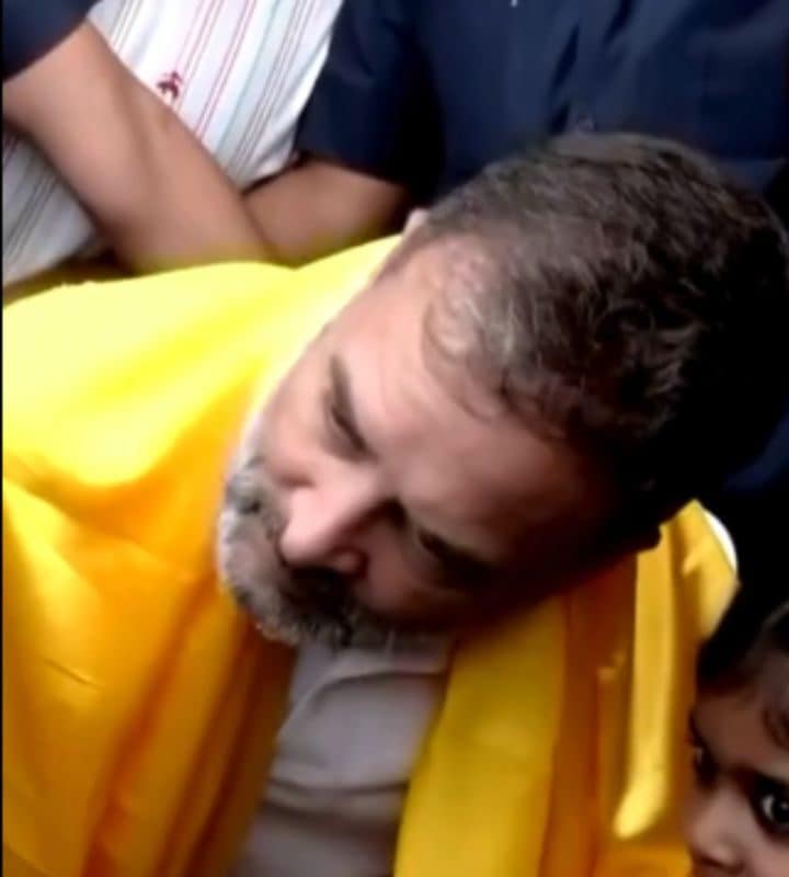 Rahul Gandhi Video: जब भीड़ में रोती बच्ची पर पड़ी राहुल की नजर देखें वीडियो