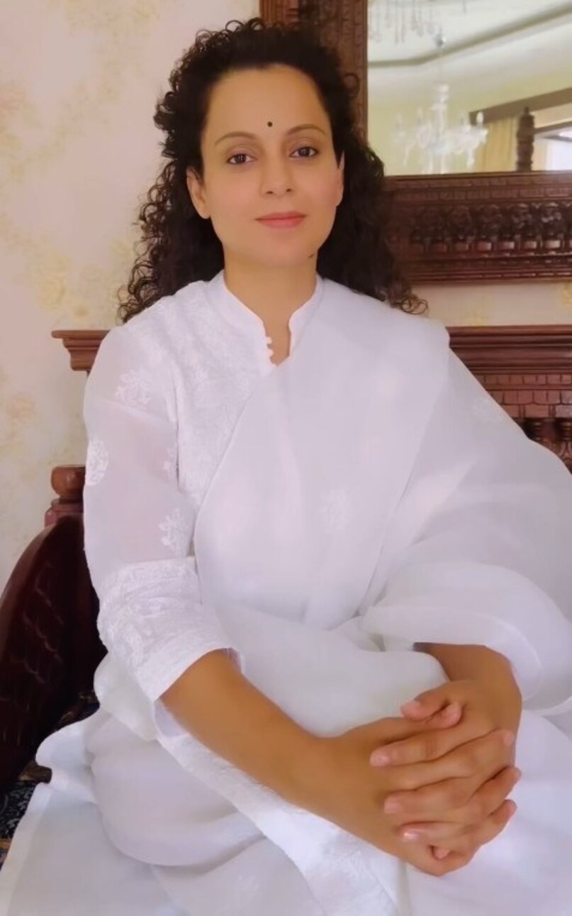 कंगना रनौत के करियर को काइट्स, फैशन जैसी फिल्मों से नया आयाम मिला. एक्ट्रेस ने वन्स अपॉन ए टाइन इन मुंबई, तनु वेड्स मनु, तनु वेड् मुन रिटर्न्स, क्वीन, मनिकर्णिका, पंगा, इमरजेंसी जैसी फिल्मों में काम किया है. उन्होंने अपने दम पर करोड़ों का साम्राज्य खड़ा किया है. टाइम्स ऑफ इंडिया की रिपोर्ट के मुताबिक कंगना रनौत की नेटवर्थ 91 करोड़ रुपए है. 