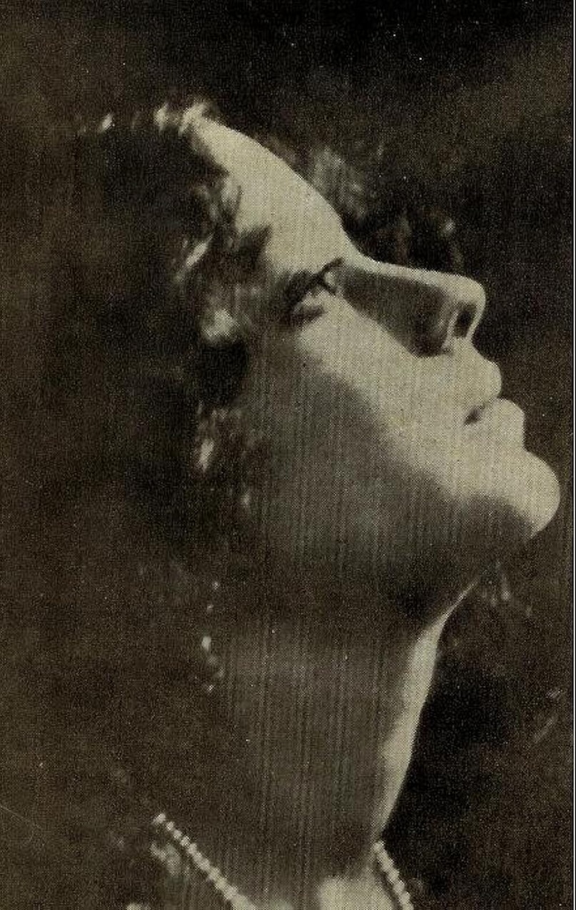 अशोक कुमार ने लीला को लकी चार्म मानते हुए इस बात को स्वीकार किया था कि उन्होंने एक्ट्रेस से बहुत कुछ सीखा है. उन्होंने एक्ट्रेस से सीखा था कि आंखों से कैसे व्यक्त किया जाता है. वो बिना कुछ बोले अपने आंखों से ही अभिव्यक्त कर सकती थीं. 