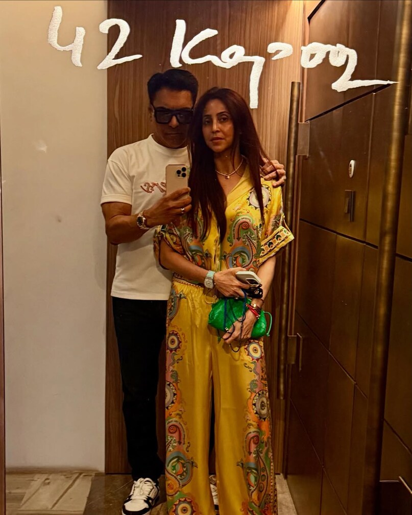 राम कपूर ने पॉपुलर टीवी सीरियल्स के साथ ही 'एजेंट विनोद', 'स्टूडेंट ऑफ द ईयर', और 'हमशकल्स' जैसी बॉलीवुड फिल्मों में भी काम किया है, जिनमें उनके किरदार ने खूब वाहवाही बटोरी. हाल ही में वह ओटीटी सीरीज 'मिस्त्री' में नजर आए थे, जिसमें उनकी एक्टिंग की खूब तारीफ की गई. 