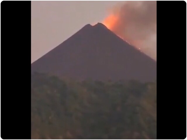 VIDEO: भारत में फटी ज्वालामुखी, समंदर में पानी की तरह बहने लगे अंगारे
