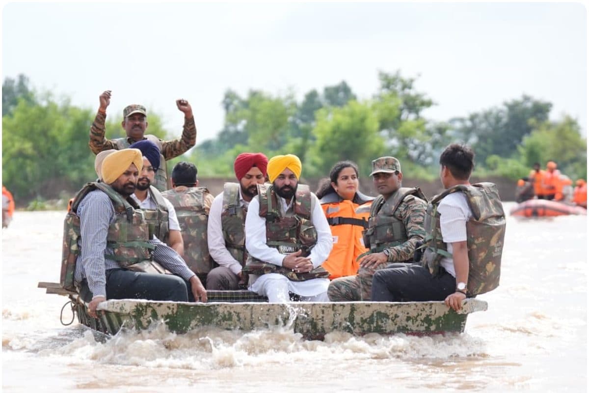 पंजाब बाढ़: नाव से फिरोजपुर के बाढ़ प्रभावित क्षेत्रों में पहुंचे CM भगवंत मान