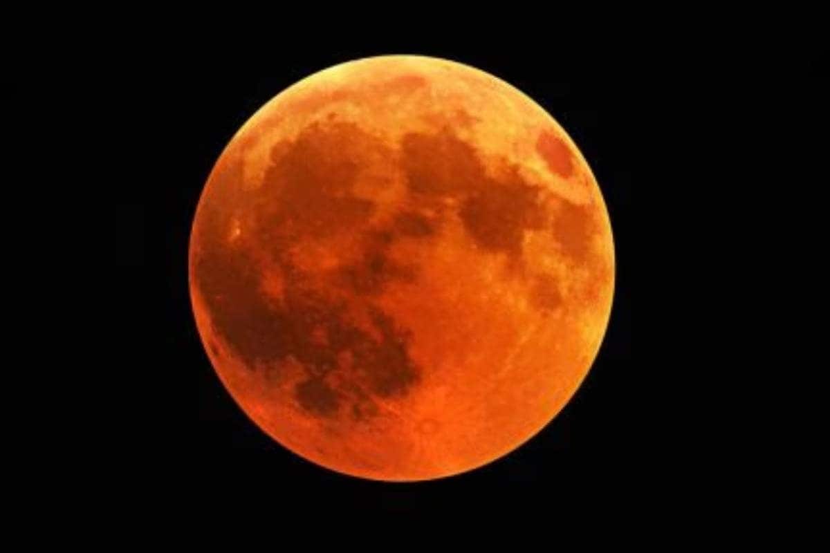 बस कुछ घंटे बाद चांद हो जाएगा खून जैसा लाल देखना है तो नोट कर लें टाइमिंग