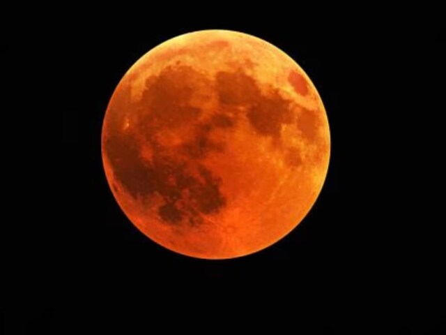 बस कुछ घंटे बाद चांद हो जाएगा खून जैसा लाल, देखना है तो नोट कर लें टाइमिंग