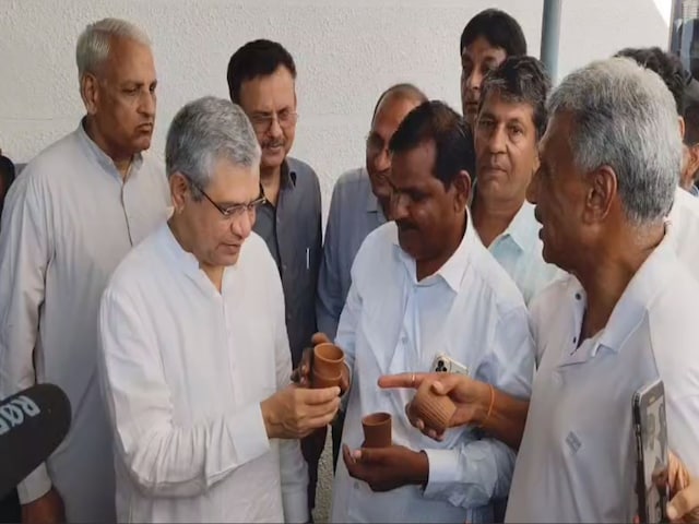 अब चाय का मजा होगा दोगुना, अब ट्रेन में कुल्हड़ में परोसी जाएगी चाय अब चाय का मजा होगा दोगुना, अब ट्रेन में कुल्हड़ में परोसी जाएगी चाय