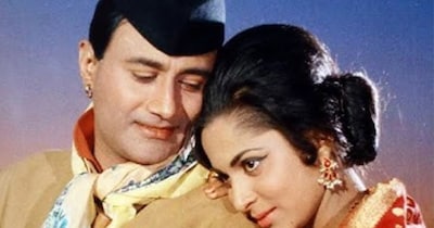 नई दिल्ली. हिंदी सिनेमा का वो सितारा, जिसने न सिर्फ हिट फिल्में ही दीं, बल्कि करोड़ों दिलों में अपने लिए कभी न मिटने वाली जगह भी बनाई. वो हैं देवानंद की जिनकी आज यानी 3 दिसंबर को पुण्यतिथि है. उनकी फिल्में तो अमर हैं ही, उनके जिंदगी के किस्से उससे भी ज्यादा मजेदार हैं.