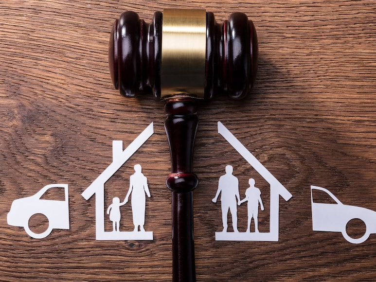 Offbeat, Trending, Weird News, Amazing news, Homelessness, Divorce, Council, Health issues, Elderly, Struggle, Support, Homeless, Divorce, Council, Health Problems, Buzzed, Struggle, Assistance, Heart Breaking Story,