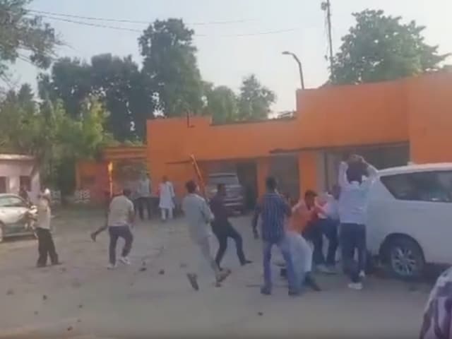 गोंडा में भिड़े BJP विधायक और ब्लॉक प्रमुख समर्थक, हिंसक झड़प में चले पत्थर... गोंडा में भिड़े BJP विधायक और ब्लॉक प्रमुख समर्थक, हिंसक झड़प में चले पत्थर...