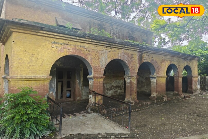 1821 में बना ब्रिटिश तहसील दफ्तर, आज खंडहर में तब्दील गाजियाबाद का राइट गंज स्कूल 1821 में बना ब्रिटिश तहसील दफ्तर, आज खंडहर में तब्दील गाजियाबाद का राइट गंज स्कूल