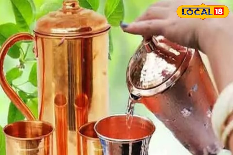 नमक और विनेगर का मिश्रण एक शक्तिशाली क्लीनर के रूप में काम करता है। विनेगर में एसिटिक एसिड होता है, जो जिद्दी दाग और काली परत को तोड़ने में मदद करता है, जबकि नमक एक प्राकृतिक अपघर्षक के रूप में काम करता है जो सतहों को साफ करने में मदद करता है. जब ये दोनों मिलते हैं, तो एसिटिक एसिड दाग और काली परत को तोड़ता है और नमक उसे खुरचकर हटा देता है, जिससे सतह चमक उठती है. नमक और विनेगर का मिश्रण एक शक्तिशाली क्लीनर के रूप में काम करता है। विनेगर में एसिटिक एसिड होता है, जो जिद्दी दाग और काली परत को तोड़ने में मदद करता है, जबकि नमक एक प्राकृतिक अपघर्षक के रूप में काम करता है जो सतहों को साफ करने में मदद करता है. जब ये दोनों मिलते हैं, तो एसिटिक एसिड दाग और काली परत को तोड़ता है और नमक उसे खुरचकर हटा देता है, जिससे सतह चमक उठती है.