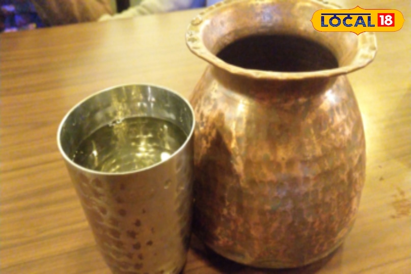 बर्तन के लगातार इस्तेमाल से तांबे के बर्तन पर कई तरह के दाग लग जाते हैं. खासतौर से यह दाग खराब पानीक वजह से लगते हैं. कई कोशिशें के बावजूद बर्तनों से जिद्दी दाग नहीं हटते, जिससे बर्तन की खूबसूरती कम हो जाती है. बर्तन के लगातार इस्तेमाल से तांबे के बर्तन पर कई तरह के दाग लग जाते हैं. खासतौर से यह दाग खराब पानीक वजह से लगते हैं. कई कोशिशें के बावजूद बर्तनों से जिद्दी दाग नहीं हटते, जिससे बर्तन की खूबसूरती कम हो जाती है.