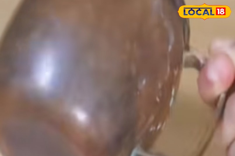 सोशल मीडिया इनफ्लुएंसर ने इंस्टाग्राम पर एक वीडियो अपलोडकिय है, जिसमें तांबे के बर्तन को साफ करने का घरेलू उपाय बताया है, इसमें सॉस और नमक वाले दो फार्मूला बताए है. ऐसे में है आपको तांबे के बर्तन साफ करने वाले दोनों फार्मूला के बारे में बता रहे है. सोशल मीडिया इनफ्लुएंसर ने इंस्टाग्राम पर एक वीडियो अपलोडकिय है, जिसमें तांबे के बर्तन को साफ करने का घरेलू उपाय बताया है, इसमें सॉस और नमक वाले दो फार्मूला बताए है. ऐसे में है आपको तांबे के बर्तन साफ करने वाले दोनों फार्मूला के बारे में बता रहे है.