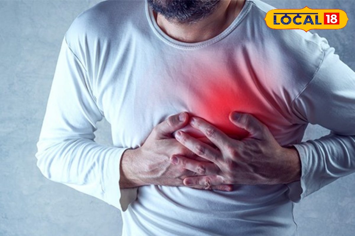 चलती बस में बुजुर्ग को आया हार्ट अटैक RSS नेता ने CPR देकर बचाई जान