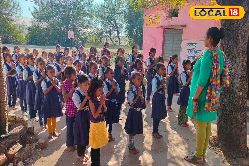 Teacher Day spacial, teacher day 2025, Teacher Rakesh Sharma story, education news, local18, khargone letest news, Madhya Pradesh hindi news 