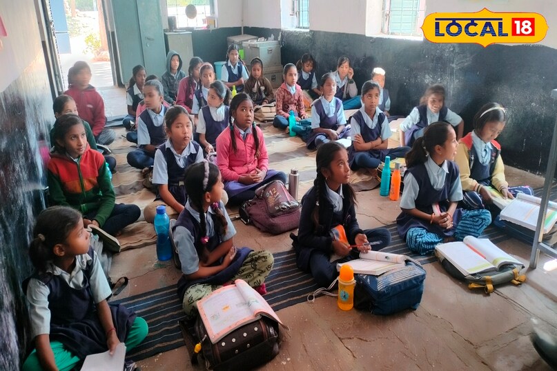 Teacher Day spacial, teacher day 2025, Teacher Rakesh Sharma story, education news, local18, khargone letest news, Madhya Pradesh hindi news 