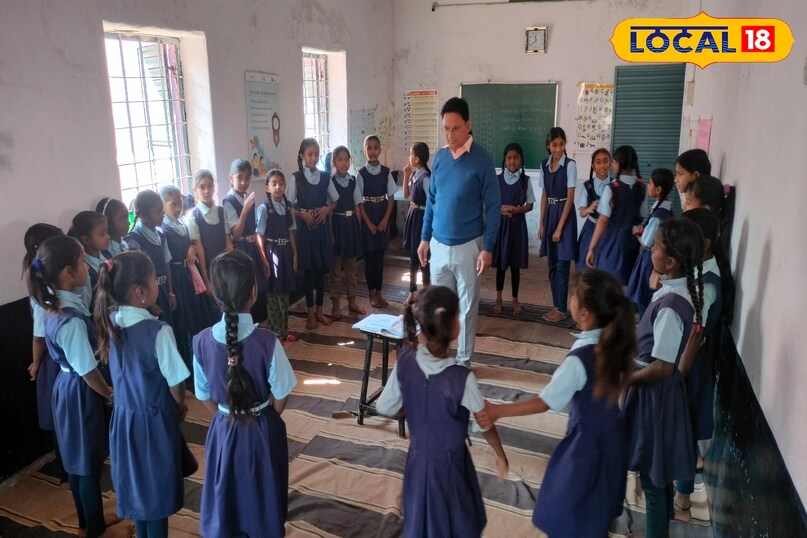 Teacher Day spacial, teacher day 2025, Teacher Rakesh Sharma story, education news, local18, khargone letest news, Madhya Pradesh hindi news 