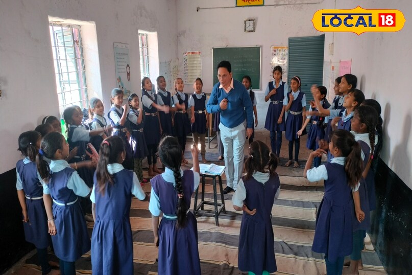 Teacher Day spacial, teacher day 2025, Teacher Rakesh Sharma story, education news, local18, khargone letest news, Madhya Pradesh hindi news 