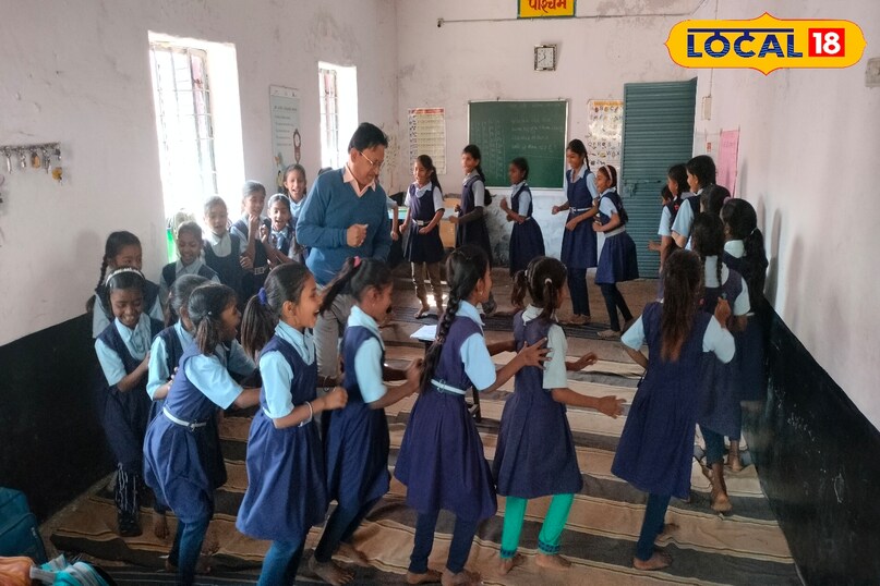 Teacher Day spacial, teacher day 2025, Teacher Rakesh Sharma story, education news, local18, khargone letest news, Madhya Pradesh hindi news 
