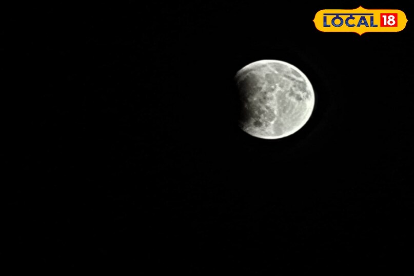 चंद्र ग्रहण 2025, Chandra Grahan India, Total Lunar Eclipse, Blood Moon, Full Moon September 2025, ग्रहण टाइम गाज़ीपुर, Lunar Eclipse Visibility, चंद्र ग्रहण सूतक काल, Eclipse Photos, Moon Red Color, Lunar Shadow Effect,local 18 