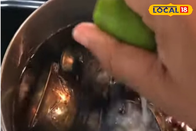 गैस से उतारने के बाद बर्तनों को थोड़ा ठंडा होने दें. फिर ठंडे पानी से इसे धो ले. आप देखेंगे कि आपके दीये बिना रगड़े ही साफ हो चुके है.