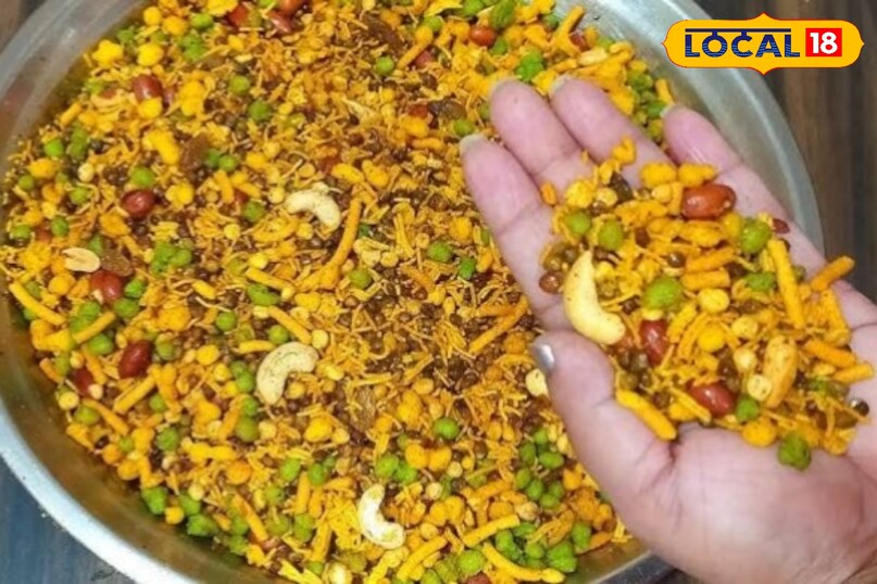 उन्होंने कब की सबसे पहले एक बड़ी कड़ाही में मुरमुरों को हल्की आंच पर सूखा भूनें. इन्हें तब तक भूनें जब तक ये हल्के और कुरकुरे न हो जाएं. भुनने के बाद इन्हें निकालकर अलग रख लें. उन्होंने कब की सबसे पहले एक बड़ी कड़ाही में मुरमुरों को हल्की आंच पर सूखा भूनें. इन्हें तब तक भूनें जब तक ये हल्के और कुरकुरे न हो जाएं. भुनने के बाद इन्हें निकालकर अलग रख लें.