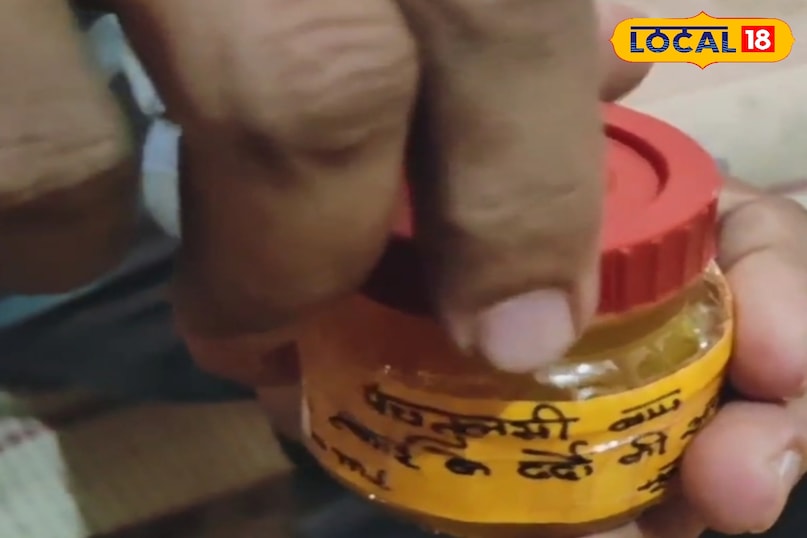 शिव कुमार पांडे ने लोकल18 को बताया कि इस बाम की सबसे खास बात यह है कि इसे पांच प्रकार की तुलसी— रामा तुलसी, श्यामा तुलसी, वन तुलसी, श्वेत तुलसी और नींबू तुलसी के मिश्रण से बनाया गया है. तुलसी के इन पांच रूपों का आयुर्वेद में अलग-अलग महत्व है. जब इन्हें मिलाकर तैयार किया जाता है तो यह औषधीय गुणों का एक अनोखा मिश्रण बन जाता है. शिव कुमार पांडे ने लोकल18 को बताया कि इस बाम की सबसे खास बात यह है कि इसे पांच प्रकार की तुलसी— रामा तुलसी, श्यामा तुलसी, वन तुलसी, श्वेत तुलसी और नींबू तुलसी के मिश्रण से बनाया गया है. तुलसी के इन पांच रूपों का आयुर्वेद में अलग-अलग महत्व है. जब इन्हें मिलाकर तैयार किया जाता है तो यह औषधीय गुणों का एक अनोखा मिश्रण बन जाता है.